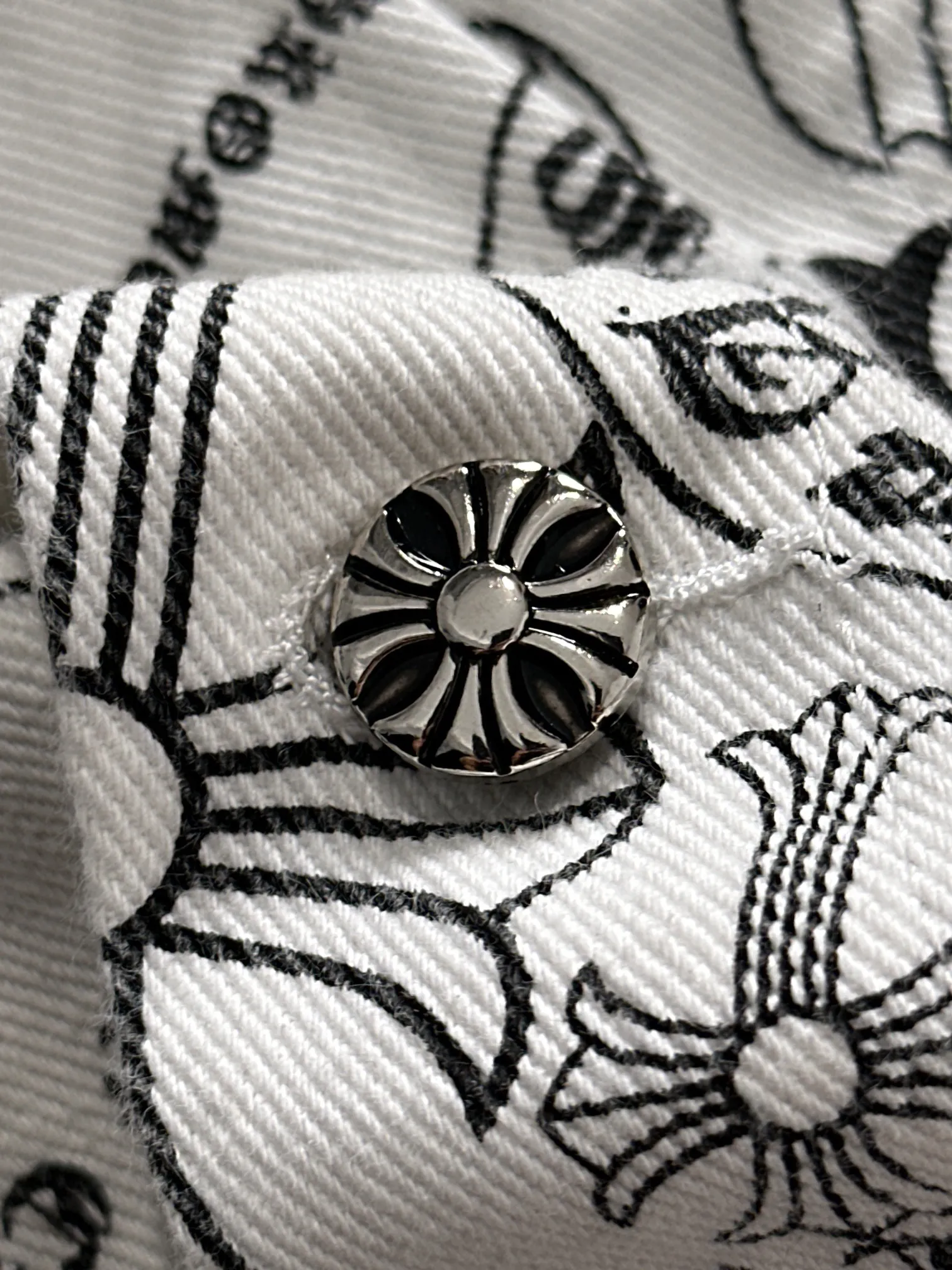 🅿️380 Kroxin 2025 catwalk style high-end customized jacquard denim jacket, the texture is first-class, the fabric is made of original jacquard material, brand LOGO engraved, the classic lapel denim jacket is simple and fashionable, low-key luxury, deeply sought after by big stars and Internet celebrities, one of the must-have items for fashionistas! Size: M-3XL